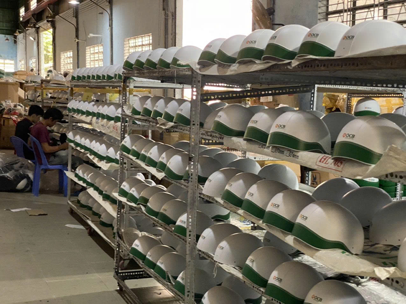 Gia công nón bảo hiểm theo mẫu làm quà tặng khách hàng của OCB bank