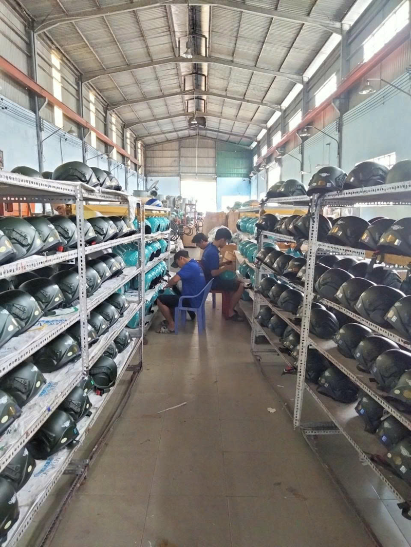 Nhân viên đóng gói nón bảo hiểm theo yêu cầu cho khách hàng