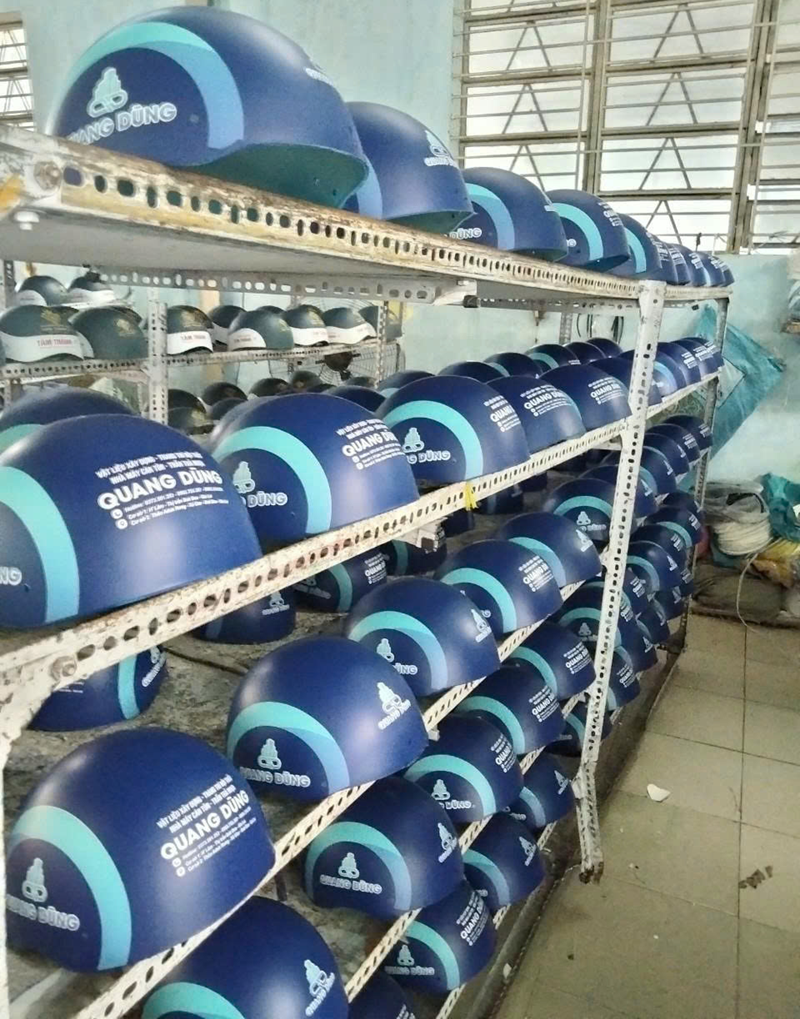 Mũ bảo hiểm in logo quà tặng doanh nghiệp cho vật liệu xây dựng Quang Dũng 