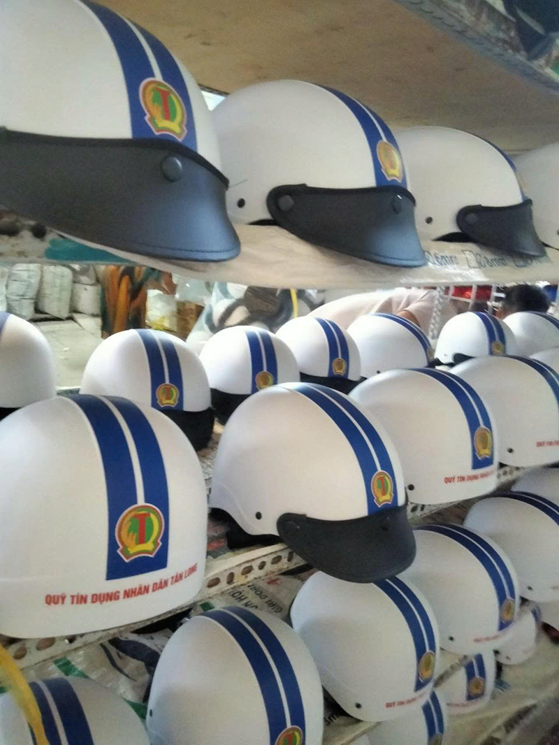 Nón bảo hiểm in logo thương hiệu cho Quỹ tín dụng nhân dân Tân long