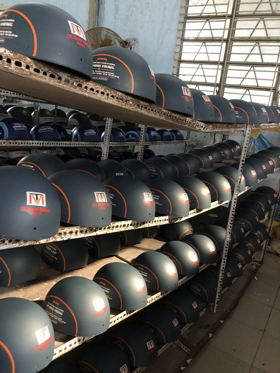 Xưởng in nón bảo hiểm TPHCM chuyên in logo doanh nghiệp