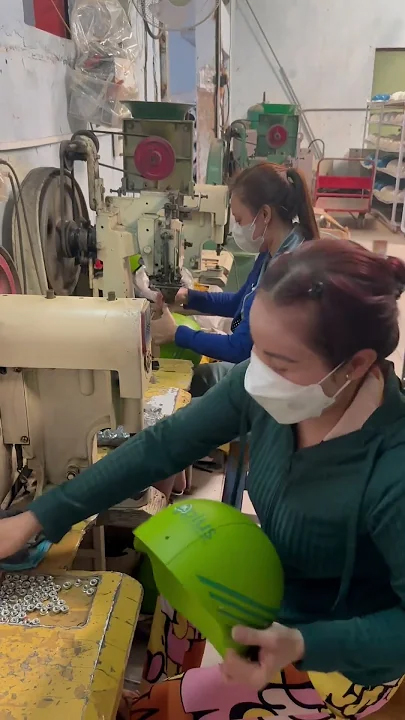 2 cô gái xinh đẹp đóng 5000 cái nón trong 1 ngày